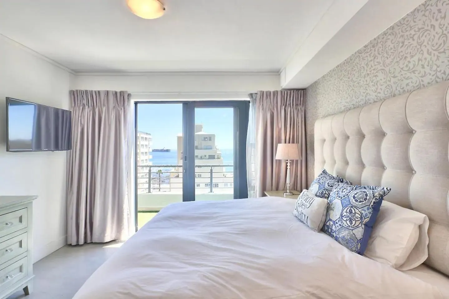 Stylish Sea-Facing Apartment With Underground Parking Κέιπ Τάουν